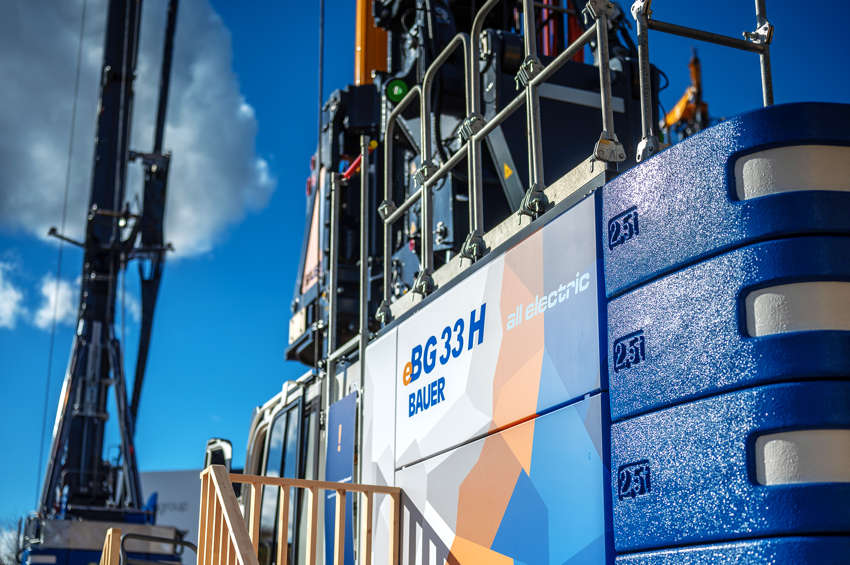The topics of sustainability, efficiency and reduction of emissions play an important role in the new and further development of Bauer machines.