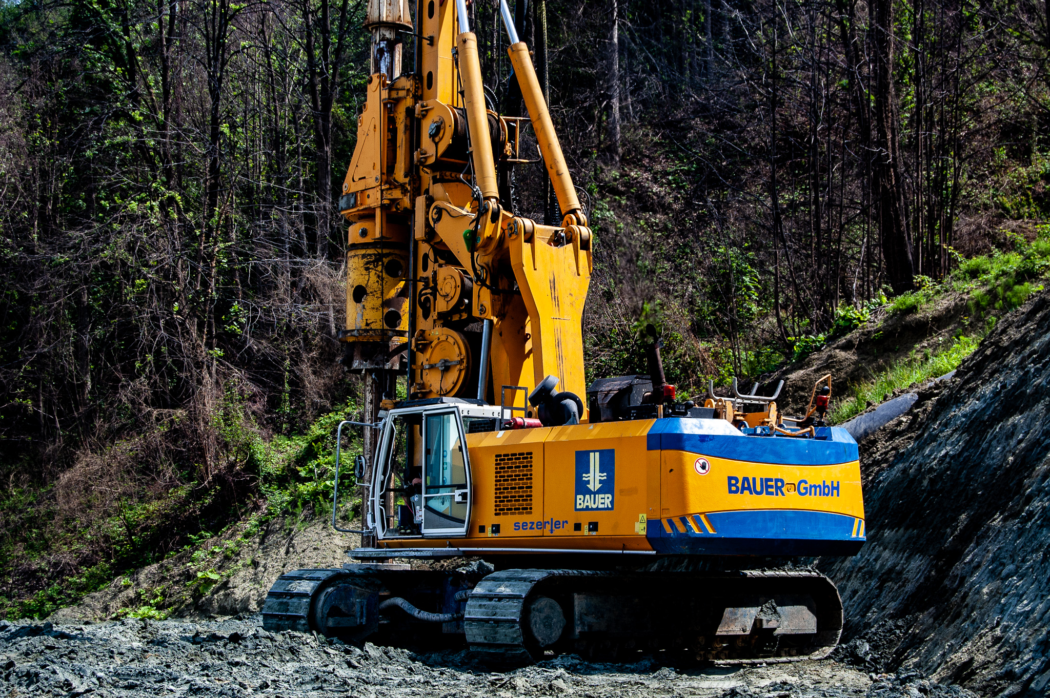 The ValueLine BAUER BG 28 drilling rig on a BT 70 base carrier is optimized for Kelly drilling.