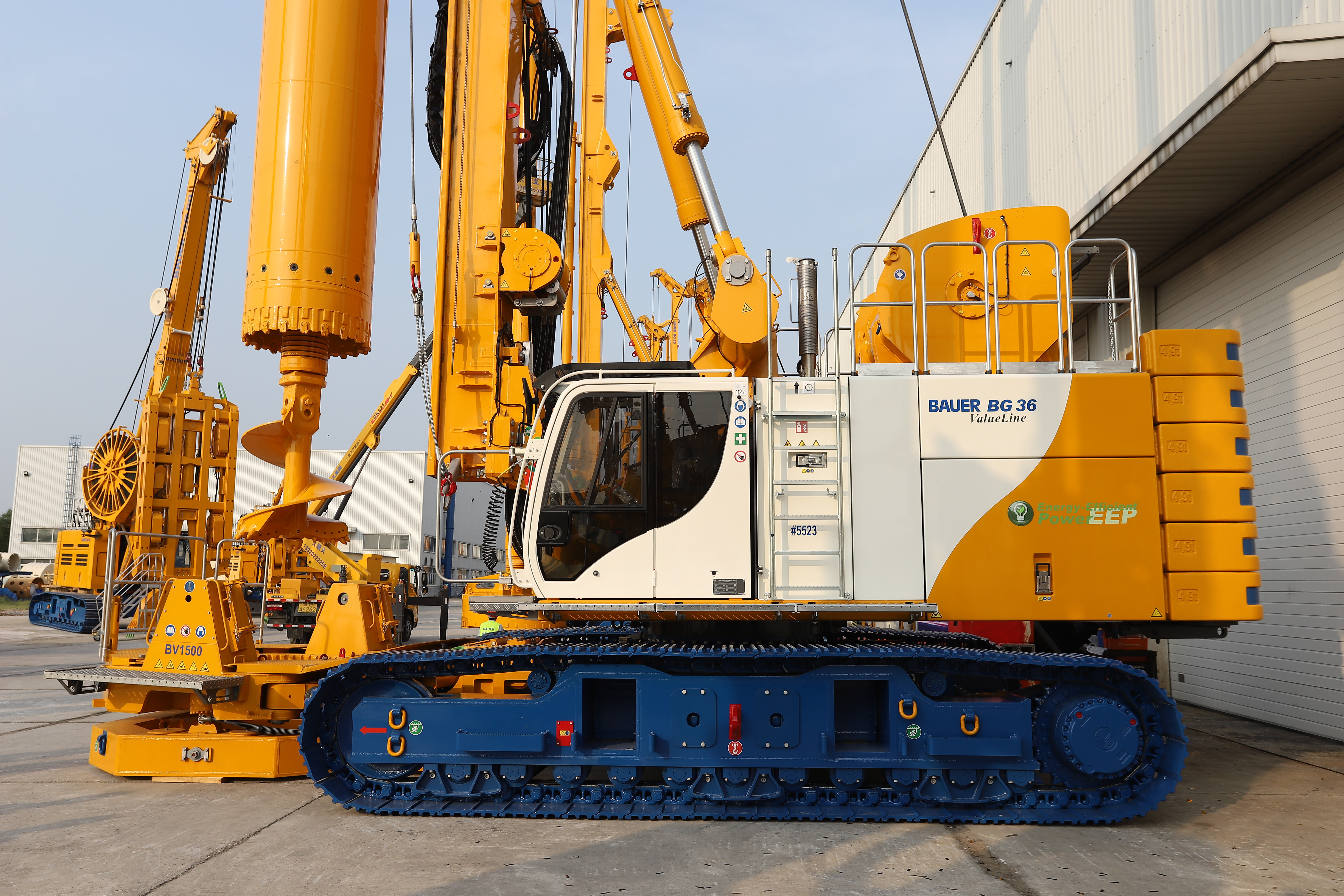 The ValueLine BAUER BG 36 drilling rig on a BT 90 base carrier is optimized for Kelly drilling.