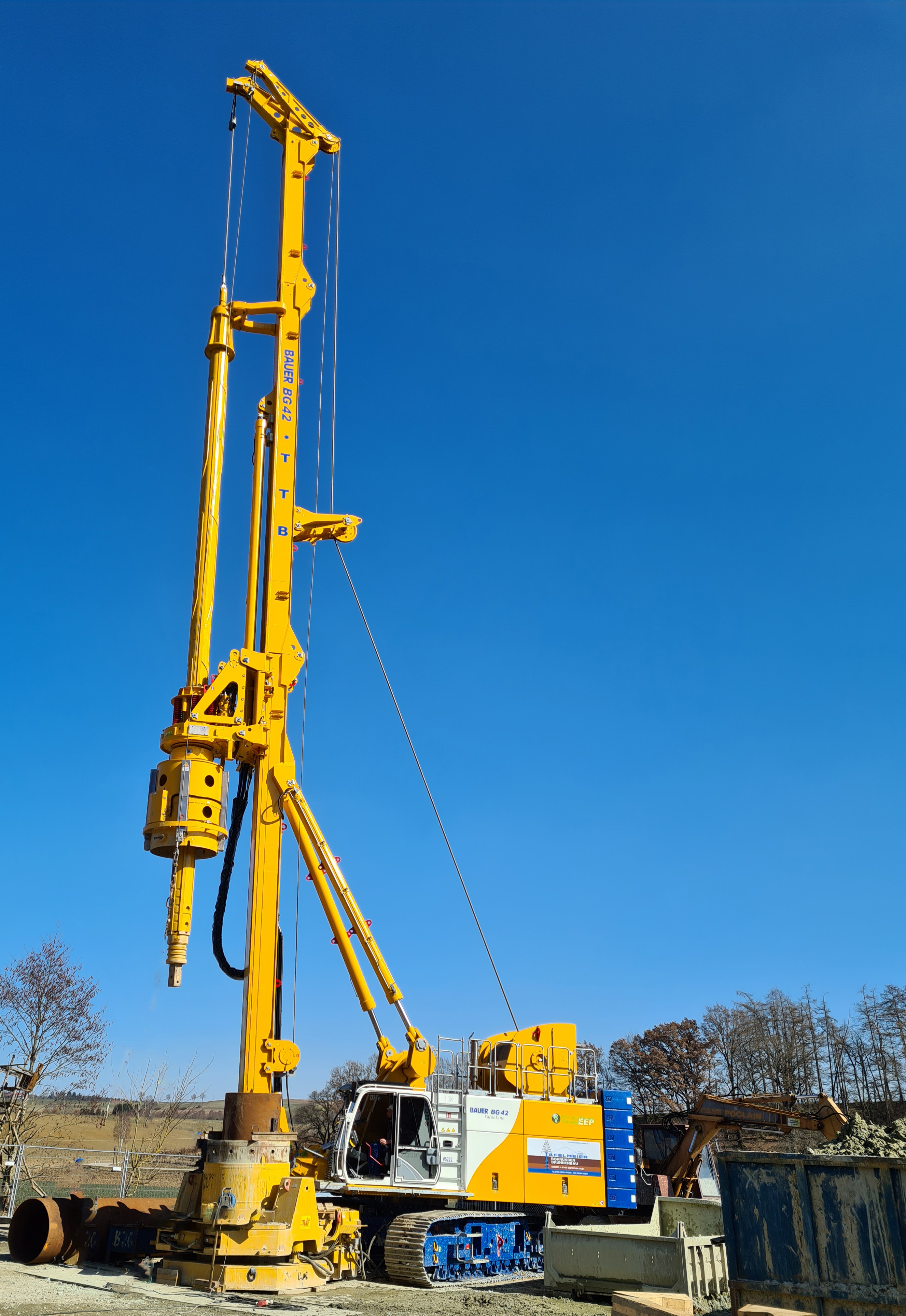 The ValueLine BAUER BG 42 drilling rig on a BT 110 base carrier is optimized for Kelly drilling.