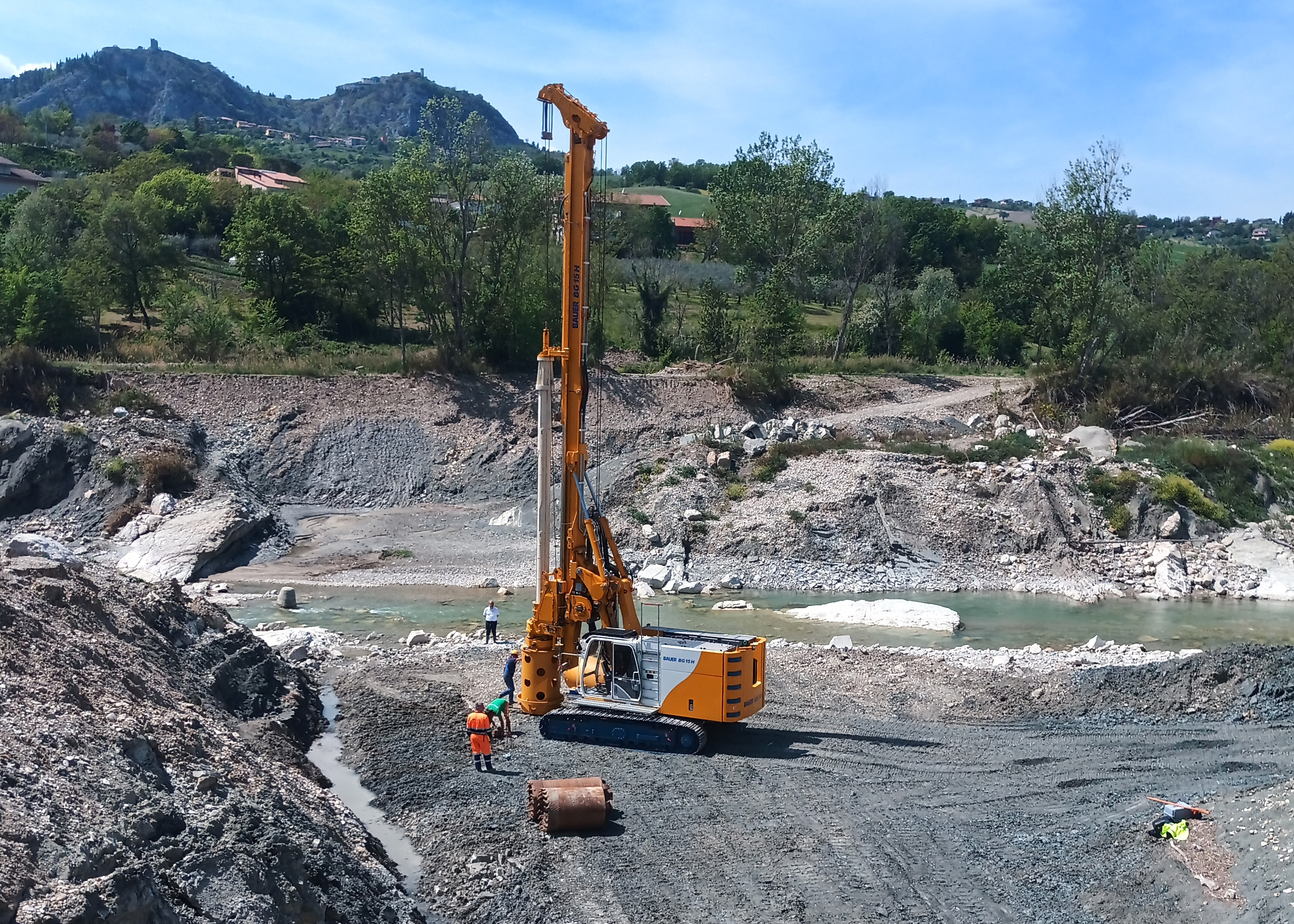The multifunctional BG 15 H Bauer drilling rig on a BT 50 base carrier.