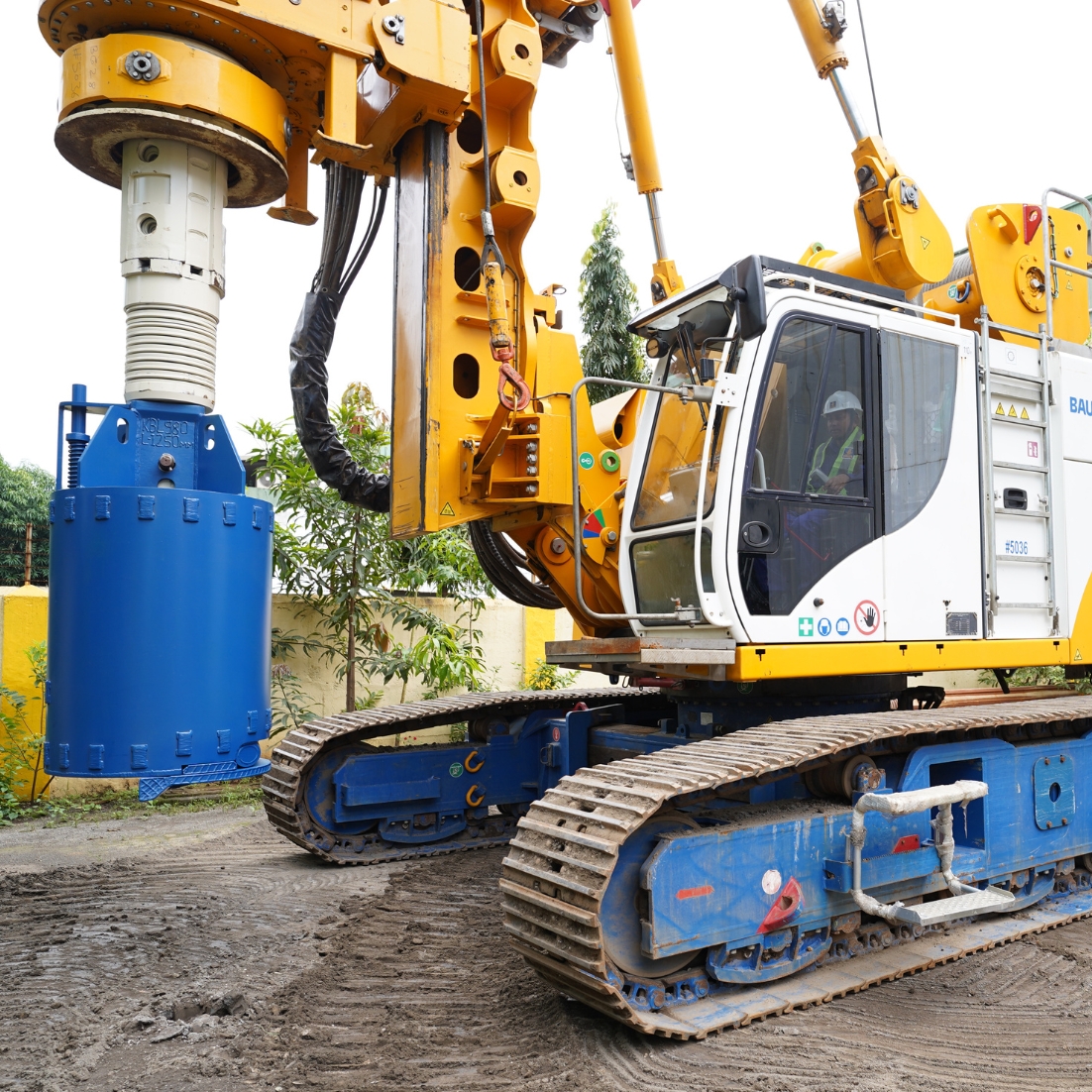 Bauer Equipment India: Bauer drilling rig with drilling tool and casing