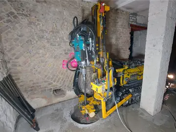 A KLEMM KR 701 rig was used for the anchor drilling work.