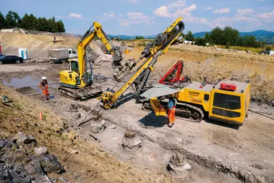 Herstellung von GEWI-Pfählen auf der Insel Sylt mit einer KLEMM KR 805-3G zur Rückverankerung einer Uferwand